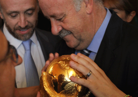 El entrenador Vicente del Bosque con la Copa del Mundo | Javier Nadales