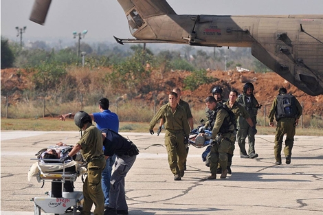 Soldados israeles evacan a los heridos, en Tel Aviv, tras atacar la flotilla internacional. | Afp