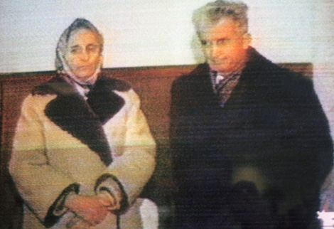 Nicolae Ceacescu y su mujer durante su juicio. | Afp