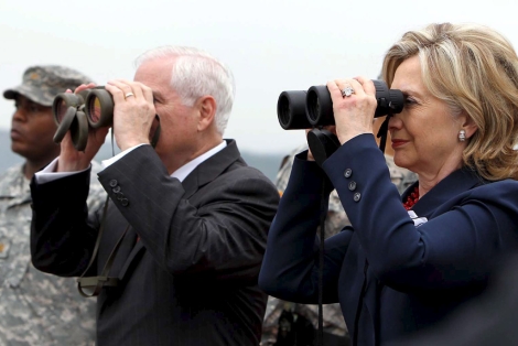 Hillary Clinton y Robert Gates miran hacia Corea del Norte por unos prismticos. | Efe