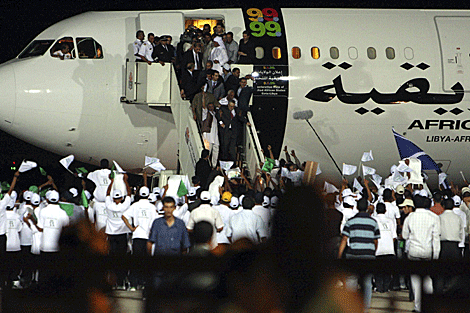 El terrorista Abdehaset Al Megrahi, a su llegada a Libia en agosto de 2009. | Reuters