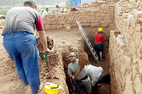 Voluntarios trabajando en el yacimiento arqueológico de Tiermes. / Ical