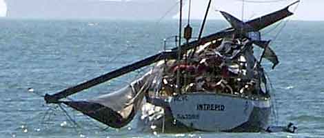 El yate, tras el ataque de la ballena. No hubo heridos. | Efe