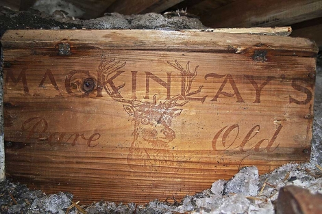 Imagen de la caja que contiene el whisky que ha permanecido enterrado un siglo. | Paul Terry