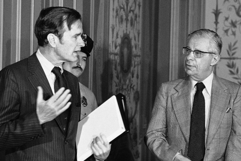 Imagen de 1976 con George Bush, por entonces director de la CIA, y Daniel Schorr. (Foto: Ap)