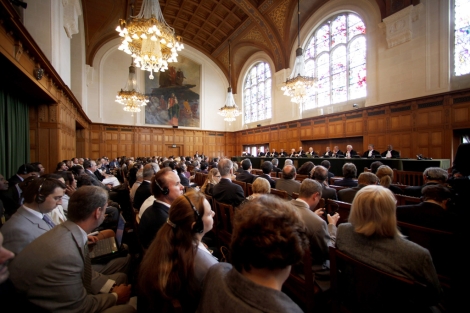 La Corte lee el verdicto, ante la audiencia en el Palacio de la Paz. | Reuters