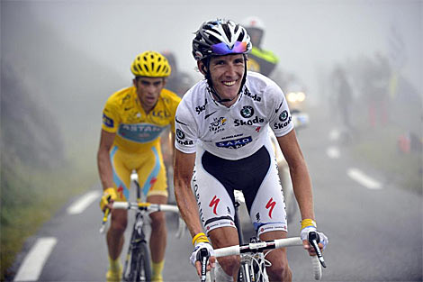 Andy Schleck y Alberto Contador en el paso del Tourmalet. | AP.