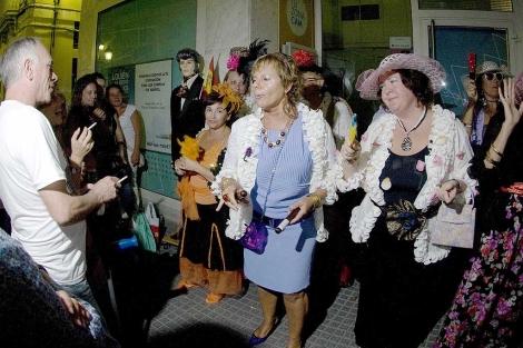 Animacin y expectacin entre el pblico para disfrutar del Carnaval de verano en Cdiz. | Cata Zambrano