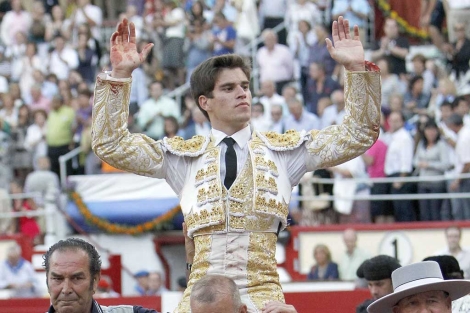 Ruben Pinar sale a hombros de la plaza de Cuatro Caminos. | David S. Bustamante