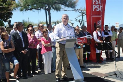 El lder del PSdeG, Pachi Vzquez, en la ofrenda floral a Castelao. | PSdeG