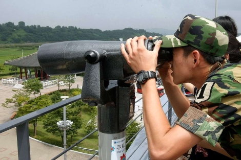 Un soldado surcoreano observa los ejercicios de guerra con EEUU. | Ap