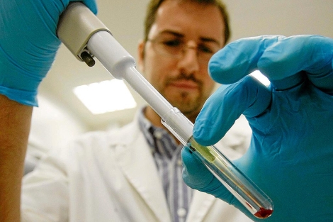 Un tcnico de Cytognos realiza una prueba con reactivos para diagnsticar la leucemia. | Enrique Carrascal