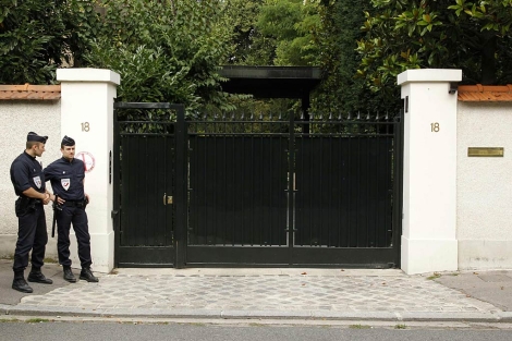 Dos policas ante la mansin de Bettencourt, en Neuilly-sur-Seine. Reuters