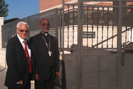 El Padre ngel y el obispo Lafontant a la entrada de Mensajeros de la Paz.