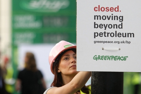 Una activista de Greenpeace coloca el cartel de 'clausurado'. | Ap