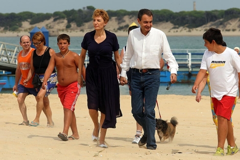 Zapatero y su esposa en Sanlcar de Barrameda (Cdiz) en 2007. | Jos F. Ferrer
