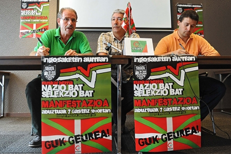 Miembros de Esait durante la rueda de prensa en Vitoria. | Nuria Gonzlez