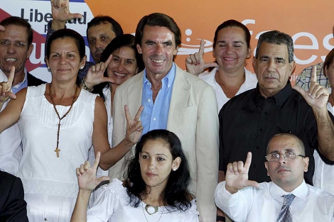 Aznar acompaado por ex presos polticos cubanos en la sede de Faes. | Efe