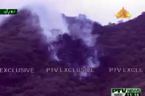 Imagen de la televisión paquistanía de la columna de humo tras el accidente.