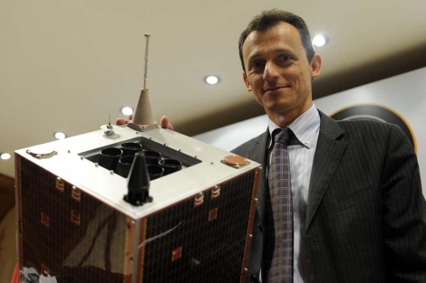 Pedro Duque presenta el satelite Deimos - 1 en 2009. | El Mundo