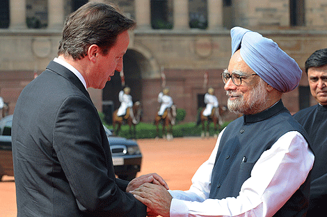 David Cameron estrecha la mano del primer ministro indio, Manmoham Singh. | Afp