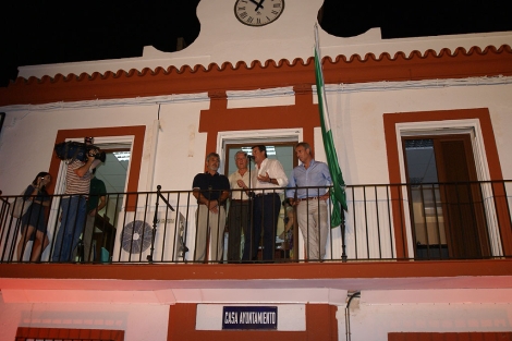 El alcalde, con los representantes de Vodafone en el balcn del Ayuntamiento. ELMUNDO.es