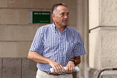 El ex jugador Rafael Gordillo en las puertas de los juzgados. | Jess Morn