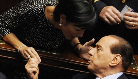 Silvio Berlusconi, conversa en el Parlamento con su ministra de Igualdad. | Afp