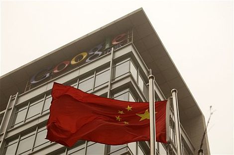 Una bandera china ondea junto a la sede de Google en Pekn. | Afp
