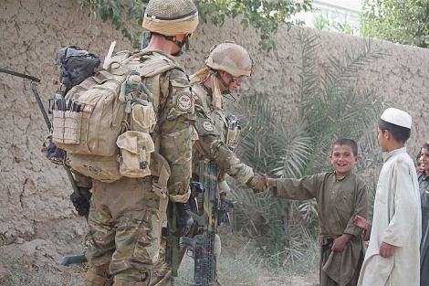 Dos militares de la ISAF conversan con menores durante la operación Tor Shezada. | Efe