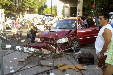 El conductor que ha provocado el accidente, an dentro del vehculo. | Alejandro Sanz