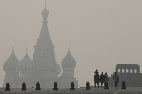 La Plaza Roja de Mosc, cubierta por un manto de humo. | Reuters