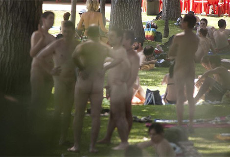 Baistas nudistas en la Complutense. (El Mundo)