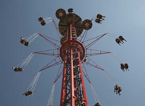 El Parque de Atracciones estrena las sillas voladoras más altas de España | elmundo.es