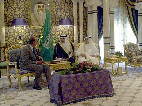 El rey Fahd de Arabia Saud recibe al Rey en su palacio de Marbella en 2002. | Efe