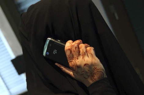 Una mujer utiliza su BlackBerry en Dubai. | Reuters