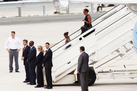 Sasha y Michelle Obama a su llegada al aeropuerto de Mlaga. | Antonio Pastor