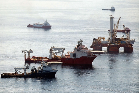 Varios barcos participan en la operacin 'Static kill'. | AFP
