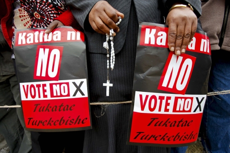 Carteles de un manifestante que se opone a la reforma constitucional, en Nairobi. | Efe