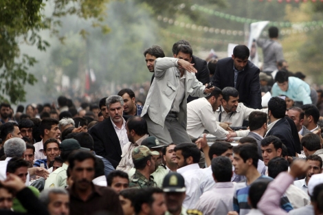 Los guardaespaldas de Ahmadineyad reaccionan tras or una explosin. | Reuters