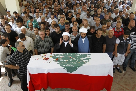 Familiares y amigos rinden homenaje a un militar libanés abatido por los israelíes. | AP