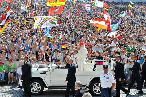 Benedicto XVI, con los jvenes monaguillos. | Afp