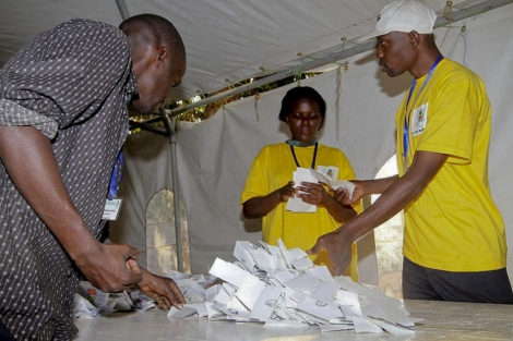 Voluntarios realizando el recuento de votos. | EFE
