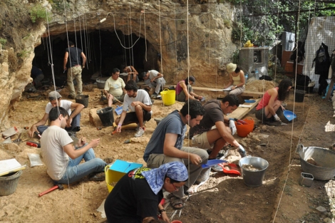 Excavaciones en la Cueva de Teixoneres durante este mes de agosto.| IPHES