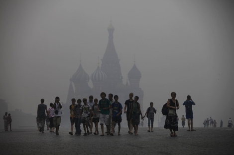 El humo de los incendios forestales cubre la Plaza Roja de Mosc. | AP