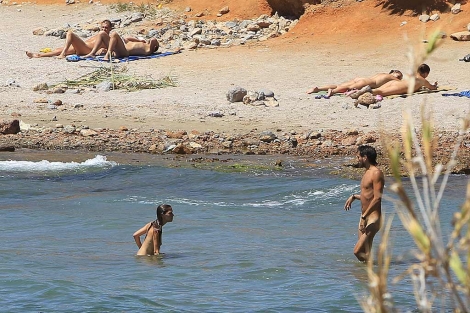 Varios nudistas se baan en aguas de Platgetes de Bellver. | Torres