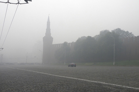 La silueta del Kremlin entre la densa humareda que envuelve Mosc. | Efe