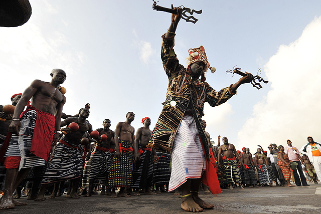 Marfileños bailan para celebrar los 50 años de independencia. | Afp