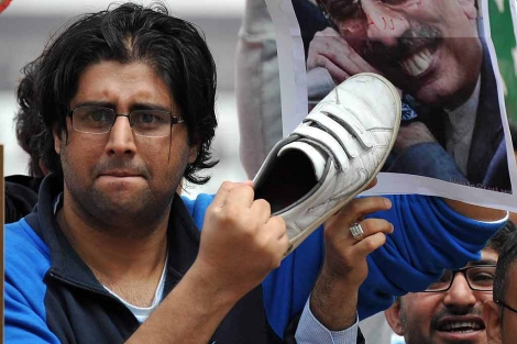 Imagen de un manifestante contrario a Zardari con un zapato en Birmingham. | Efe