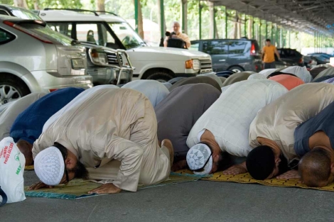 Un grupo de musulmanes rezan al aire libre en Lleida. | Laurent Sansen